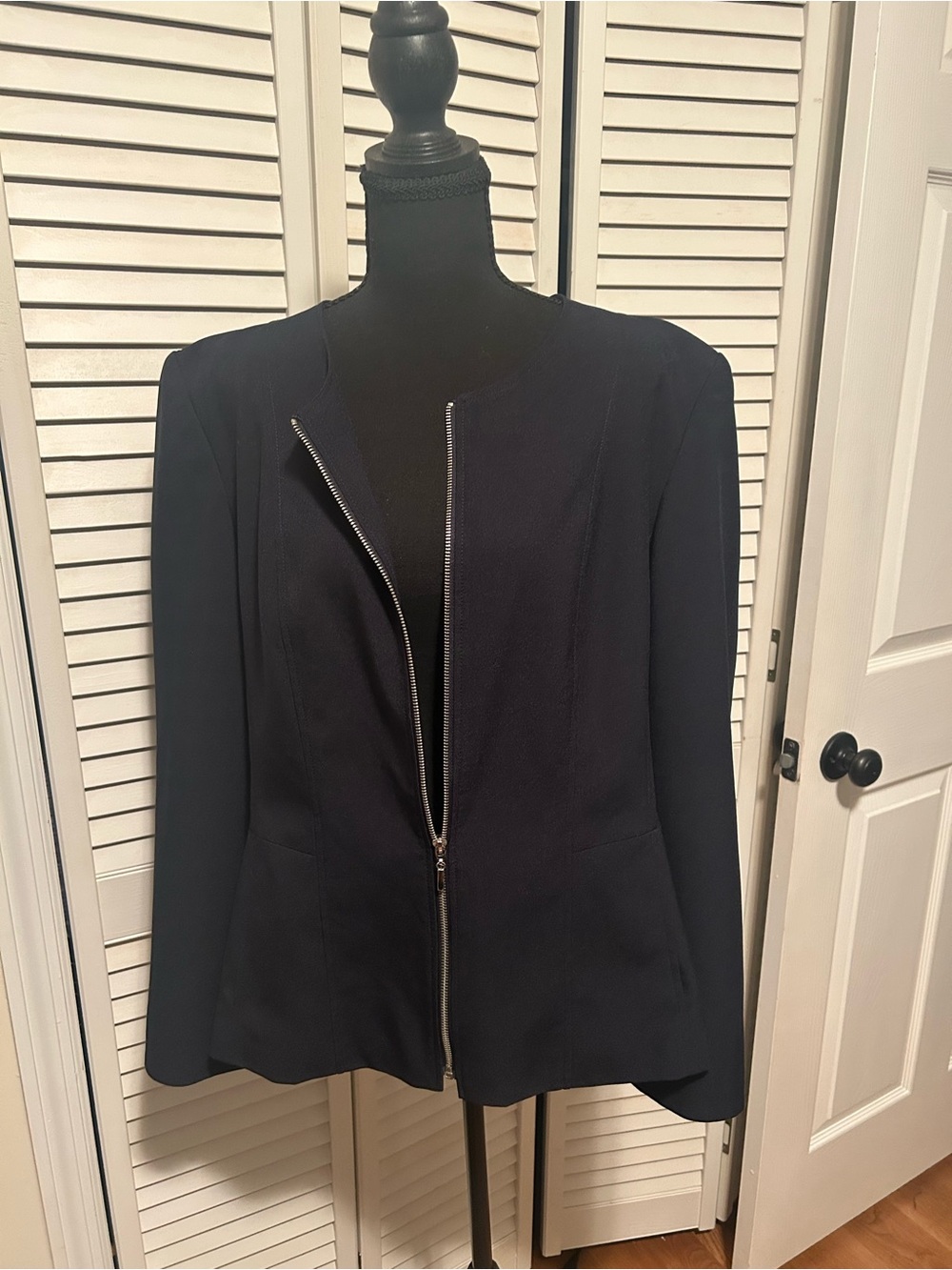 Women's Black Zip-Front Blazer Jacket - Tailored Minimalist